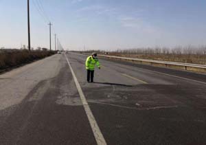 濱海新區(qū)民警深入查找在道路渠化、交通設(shè)施、交通標(biāo)志等方面是否存在隱患？
