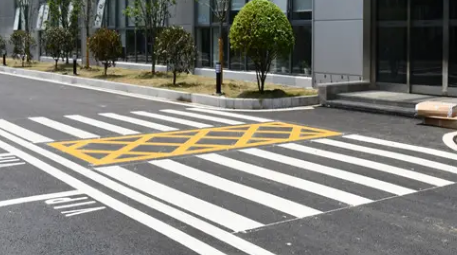 優(yōu)質(zhì)企業(yè)廠區(qū)道路劃線，高效安全的必備選擇！